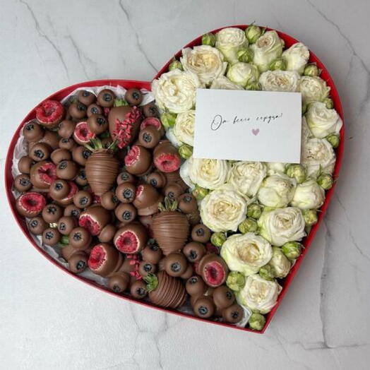 Сердце с ягодами в шоколаде и розами «Любовь и наслаждение»
