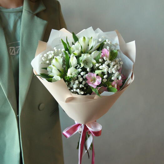 Букет из альстромерий и гипсофилы