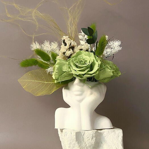 Кашпо с вечными розами