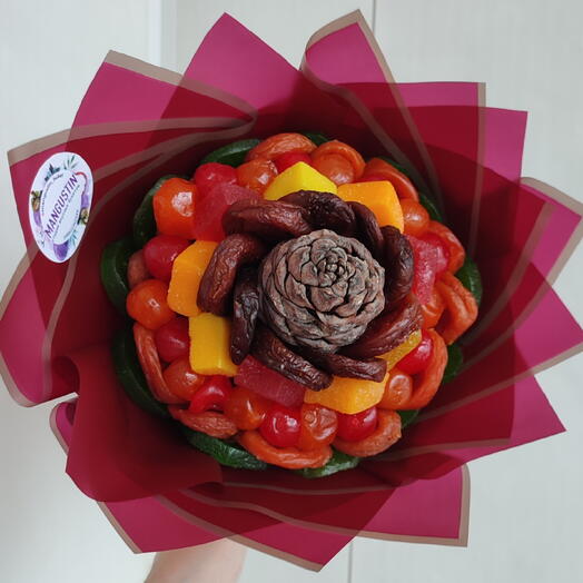 Букет из сухофруктов с кедровой шишечкой с орехами внутри