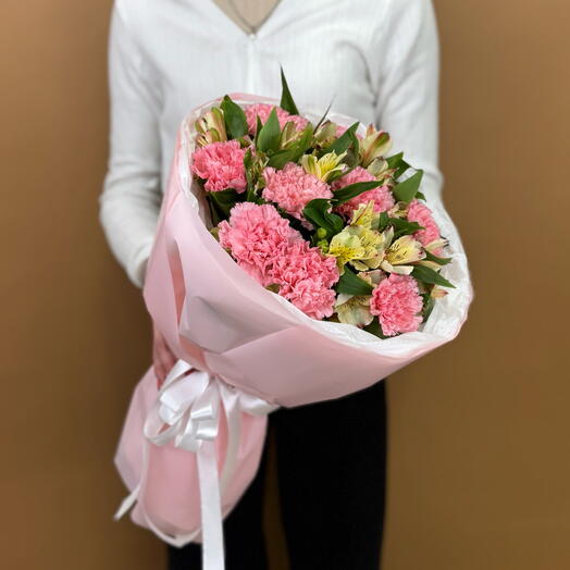 Авторский букет с диантусами и альстромерией