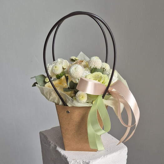 Композиция цветочная  " лайм" из розы, хризантемы, гвоздики, эвкалипта