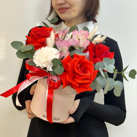 Композиция из французских роз, альстромерии, гвоздик и эвкалипта