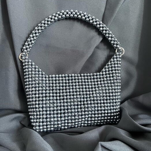 Сумочка из бусин серая 2