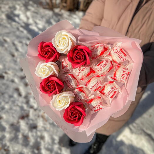 Букет из конфет раффаэлло с мыльными розами