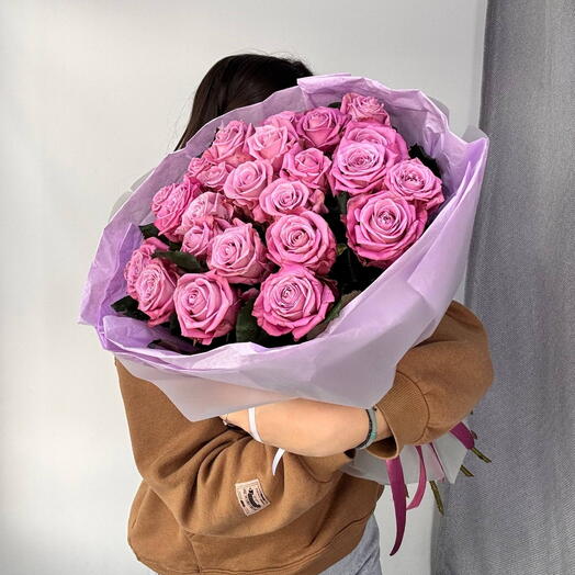 Нежный букет розовых роз в круглой упаковке 💜