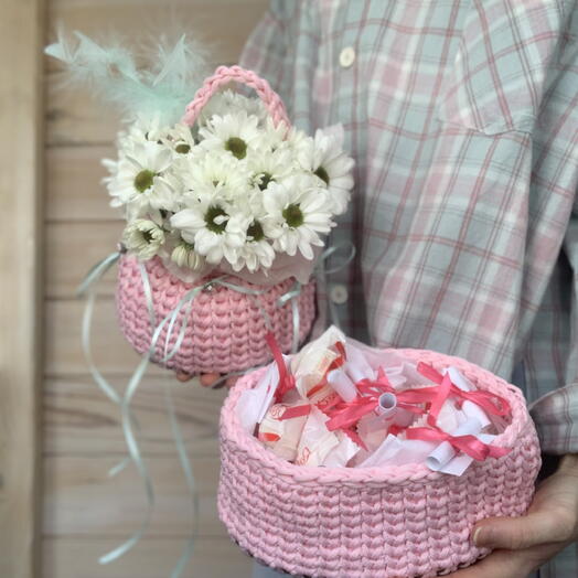 Милый букет из ромашек-хризантем и записки с конфетами для неё