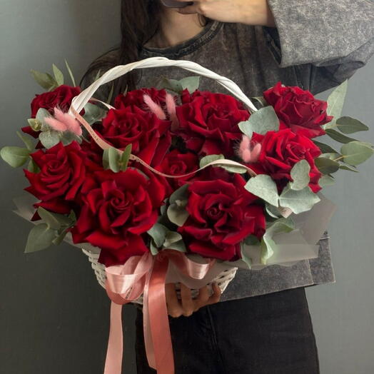 Корзина с красными французскими розами ♥️