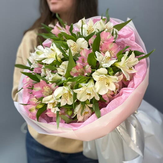 Букет из 11 белых и розовых альстромерий