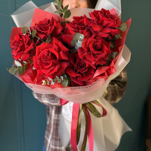 Букет алых роз с эвкалиптом ♥️
