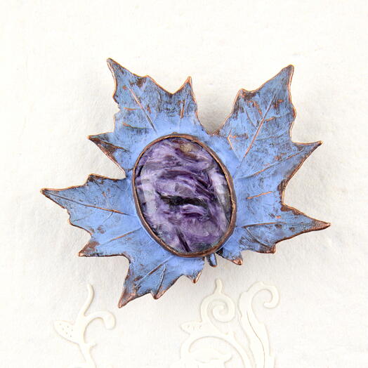 Брошь «Клен с чароитом»