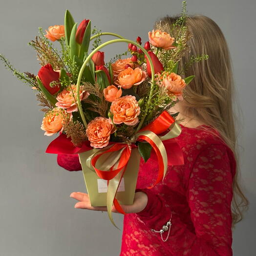 Композиция с красными тюльпанами