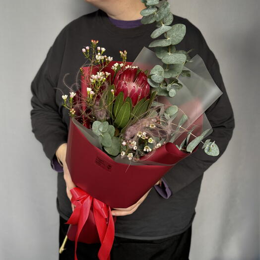 Букет с экзотической протеей, хамелациумом, эвкалиптом