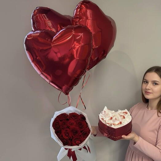 Праздничный набор с букетом красных роз, воздушными шарами и конфетами рафаэлло