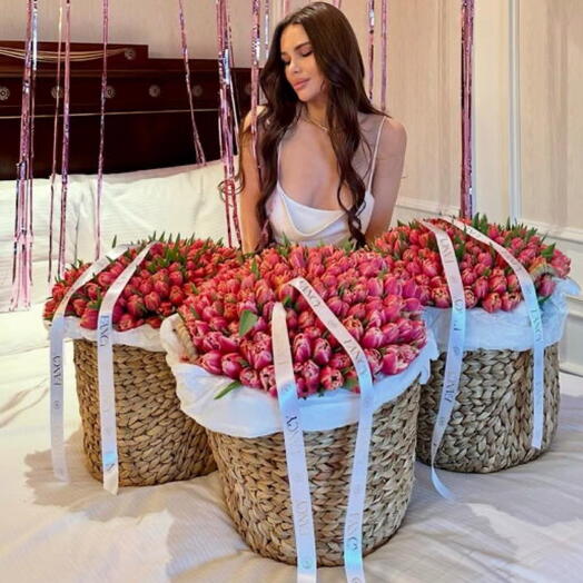 Корзина с цветами тюльпан 303шт