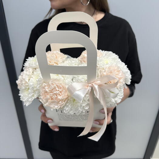Композиция в сумочке «fresh» хризантема, диантус беж С977
