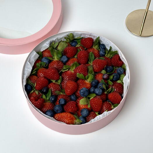 Подарочный набор, в круглой коробке, из свежих ягод. (клубника/голубика/малина)