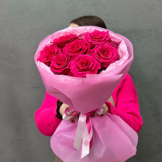7 малиновых роз в упаковку
