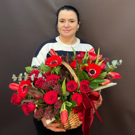 Корзина с красными цветами