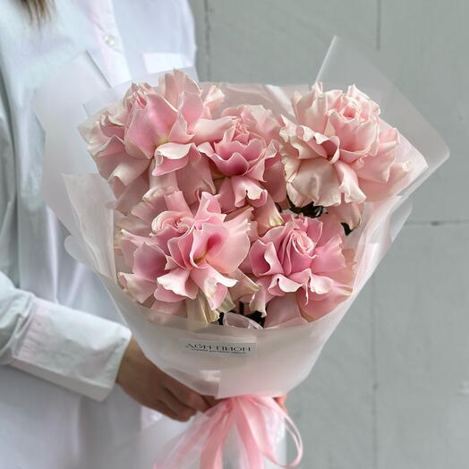 Delicate bouquet of 5 pink French roses