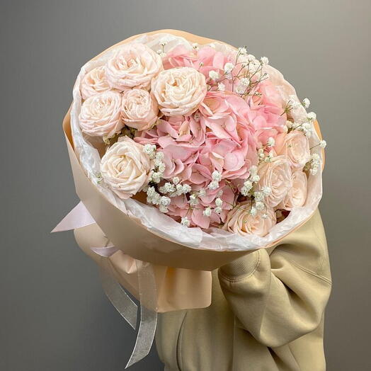 8 Марта  с нежной розовой гортензией, пионовидной кустовой розой и гипсофилой