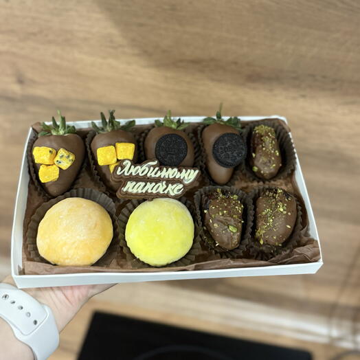 Клубника в шоколаде, моти и финики в шоколаде