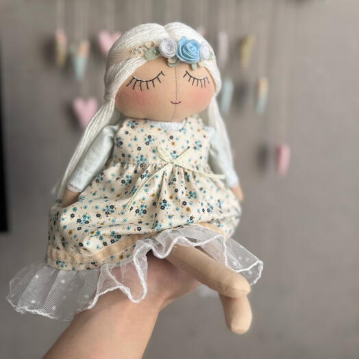 Кукла в голубых тонах