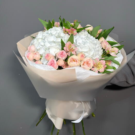 Большой букет с кустовыми розами, гортензией и альстромерией