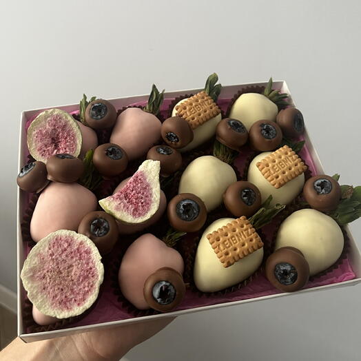 Клубника в белом шоколаде с голубикой в шоколаде