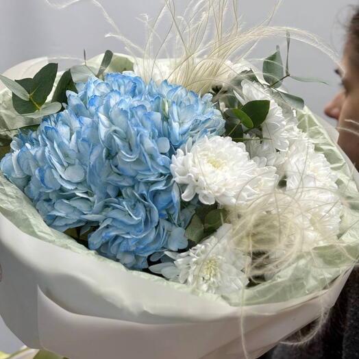 Элегантный букет с голубой гортензией и кустовой хризантемой, 236