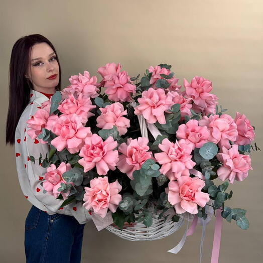 Корзина из нежных французских роз и эвкалипта