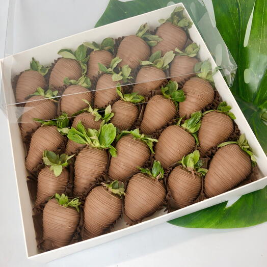 N14 Strawberries in milk Belgian chocolate. 25 pieces. Gift Set