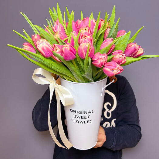 Букет из 35 пионовидных тюльпанов Columbus в вазе-бидоне