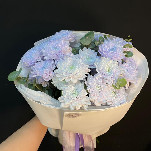 Букет из сиреневой кустовой хризантемы