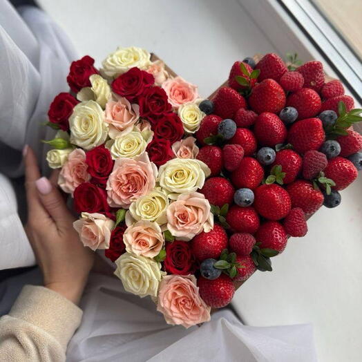 Сердце с цветами и клубникой