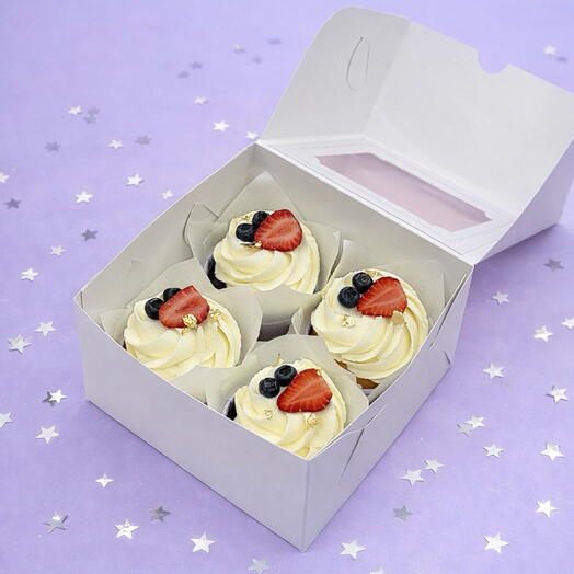 Cupcakes with berries