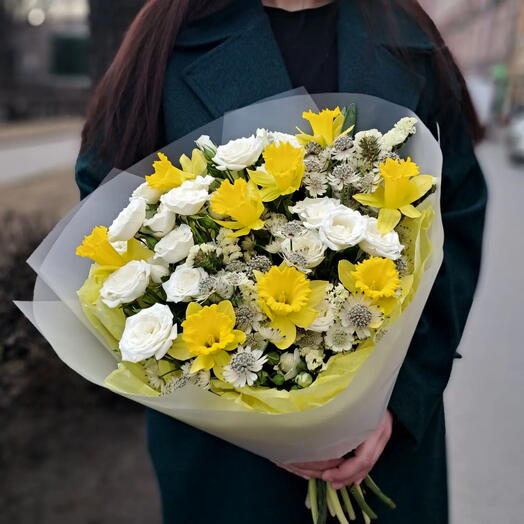 Солнечные нарциссы с кустовой розой и астранцией