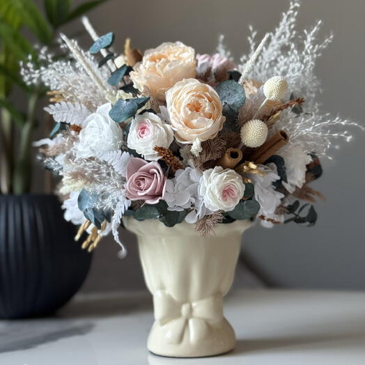 Винтажная, романтичная интерьерная композиция с персиковыми пионами, пионовидными розами и ароматной лавандой