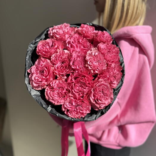 Букет «Малиновый закат» из 15 пионовидных роз в черной упаковке 🖤