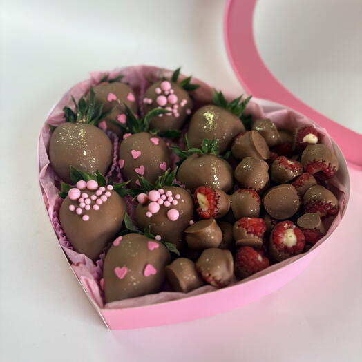 Малина и клубника в шоколаде💕