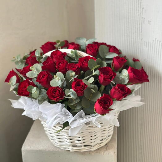 Букет из роз в корзине