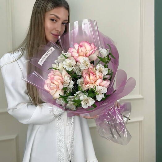Авторский букет с альстромерией и французской розой 752