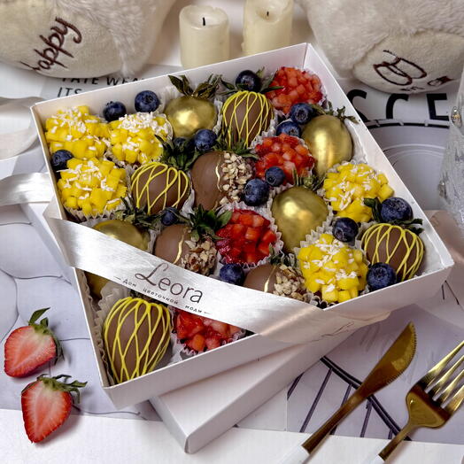 Клубника, манго и голубика в Бельгийском шоколаде Callebaut 20-16 шт. Подарочный набор 2005. Leora chocolate
