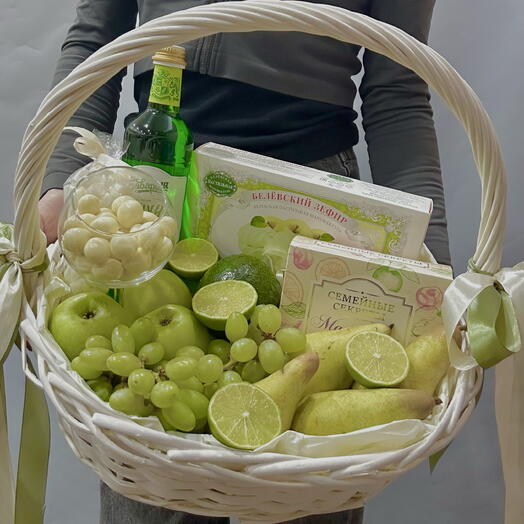 Корзина с фруктами, зефиром, тархуном