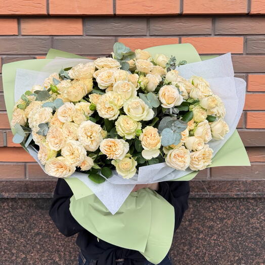 Букет из 25 кустовых роз с эвкалиптом в оливковой упаковке