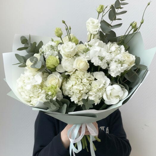 Авторский букет с белыми пионами