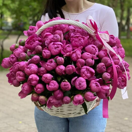 101 малиновый пион в корзине