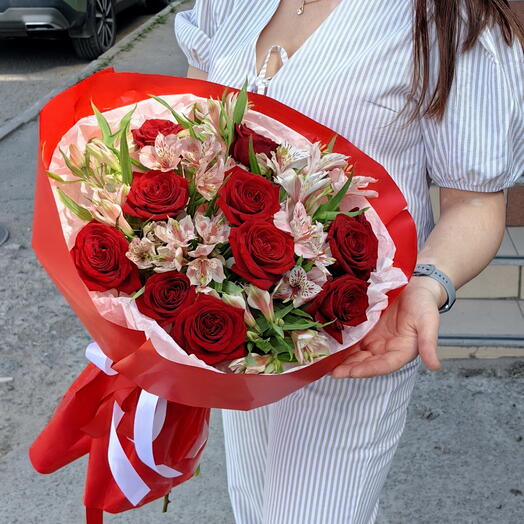 Букет из красных роз и нежных альстромерий