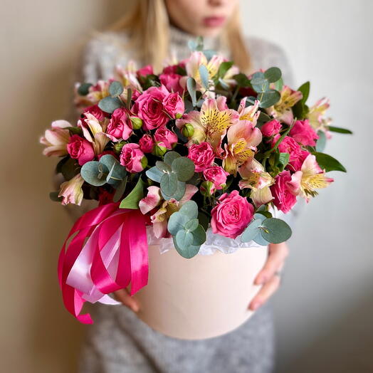 Яркий дуэт из кустовых роз и альстромерии в шляпной коробочке, арт 12 Flower Perfect
