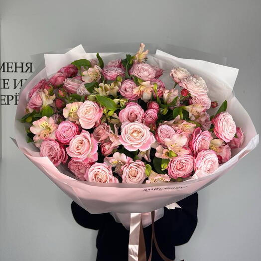 Большой букет шикарных кустовых роз и альстромерий